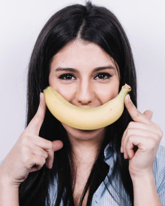 Vrouw-met-een-bananen-glimlach