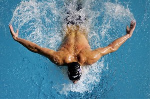 een-man-die-zwemt-een-van-de-5-beste-sporten-om-snel-gewicht-te-verliezen